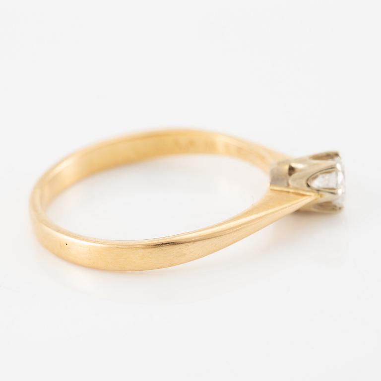 Ring in 18k gold set with a round brilliant-cut diamond.