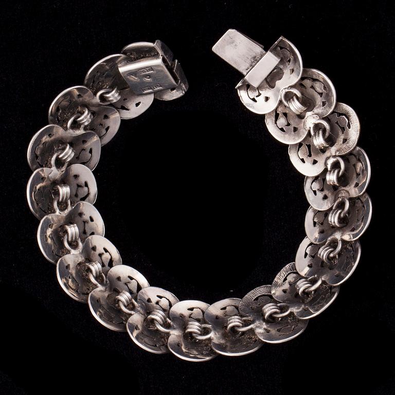 ARMBAND, 813 silver. Helsingfors. Vikt ca 34 g.