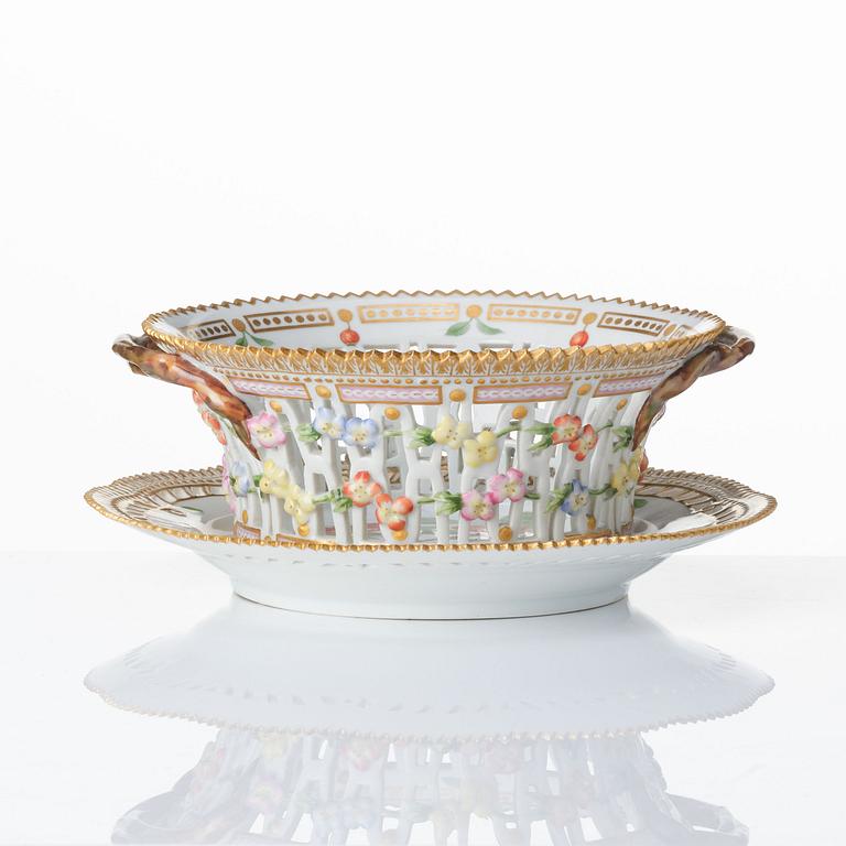 Gallerkorg med fat, porslin. Royal Copenhagen, "Flora Danica", Danmark, 1900-tal.