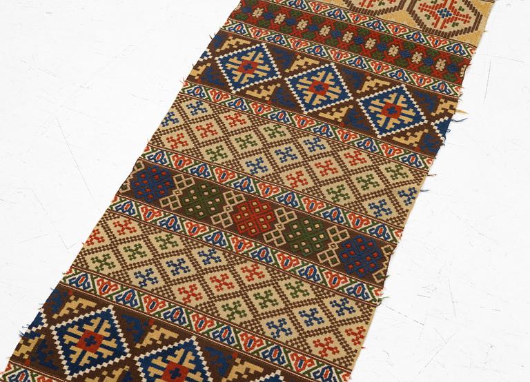 Bänkalängd, allmoge, krabbasnår, 1900-tal. 237 x 62 cm.