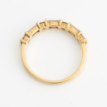 Ring in 18K gold with round brilliant and baguette-cut diamonds.