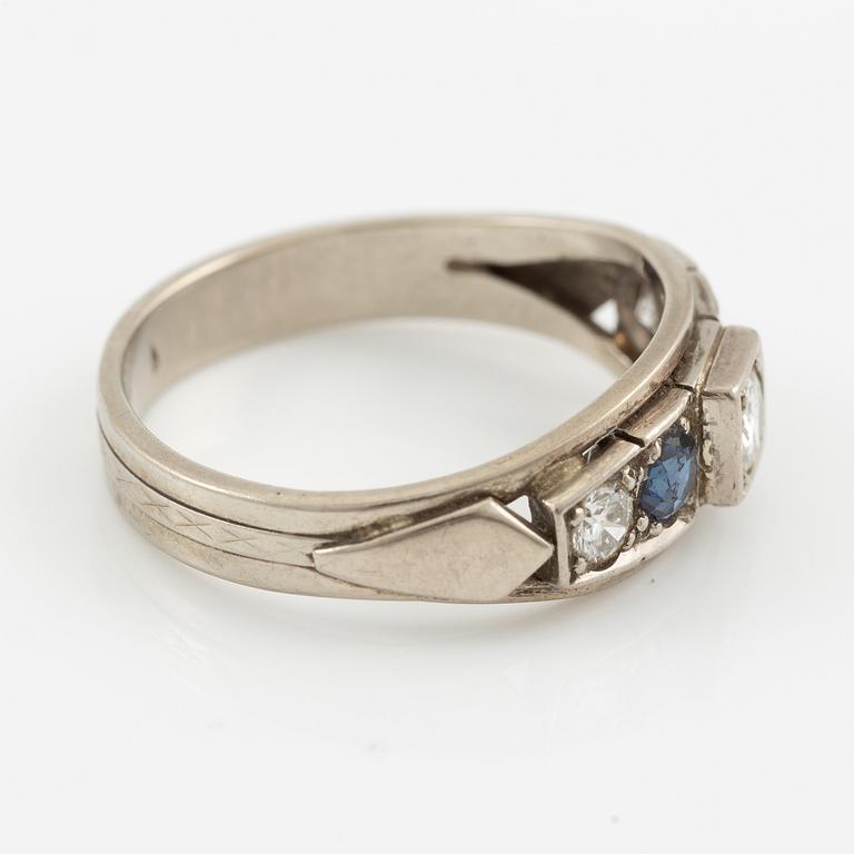 Ring 18K vitguld med safirer och briljantslipade diamanter.