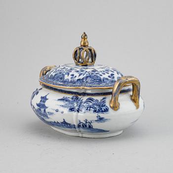 A blue and white tureen with cover, Qing dynasty, Qianlong (1736-95).