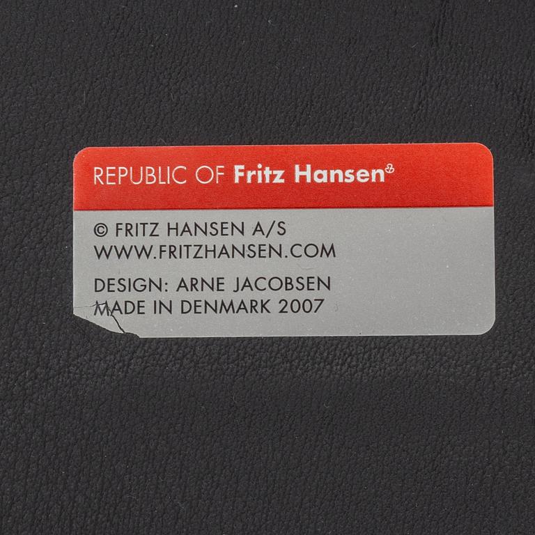 ARNE JACOBSEN, karmstolar, 2 stycken, "Måsen / Liljan", Fritz Hansen, 2000-tal.