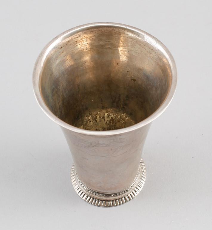 BÄGARE, silver, Nils Orstedt, Norrköping 1757. Vikt ca 54 gram.