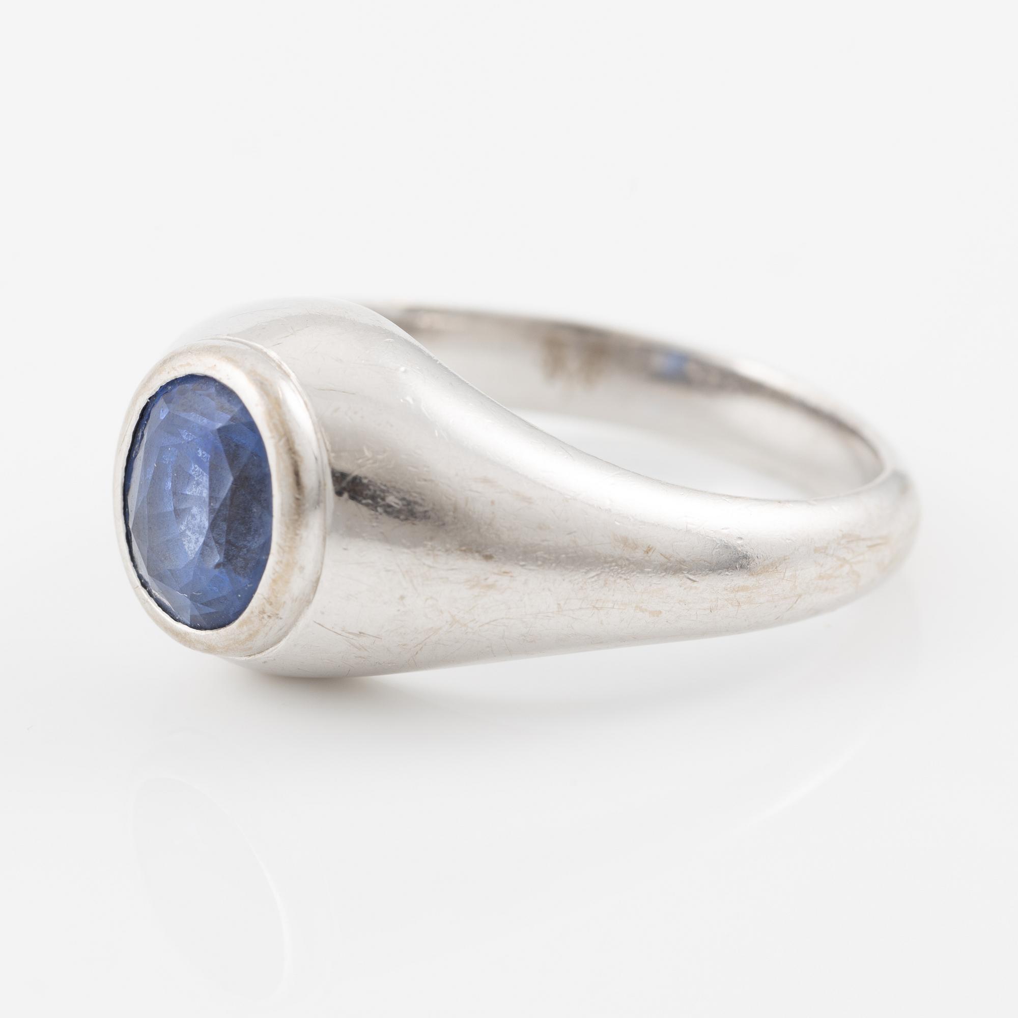 Ring in 18K white gold set with an oval-cut sapphire, approximately 1.50 ct.