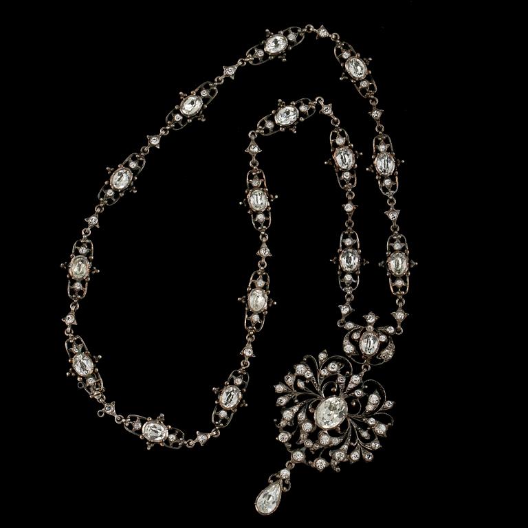 COLLIER, silver samt pastestenar, importstämplat, omkring 1900.-talets mitt. Vikt 42 g.