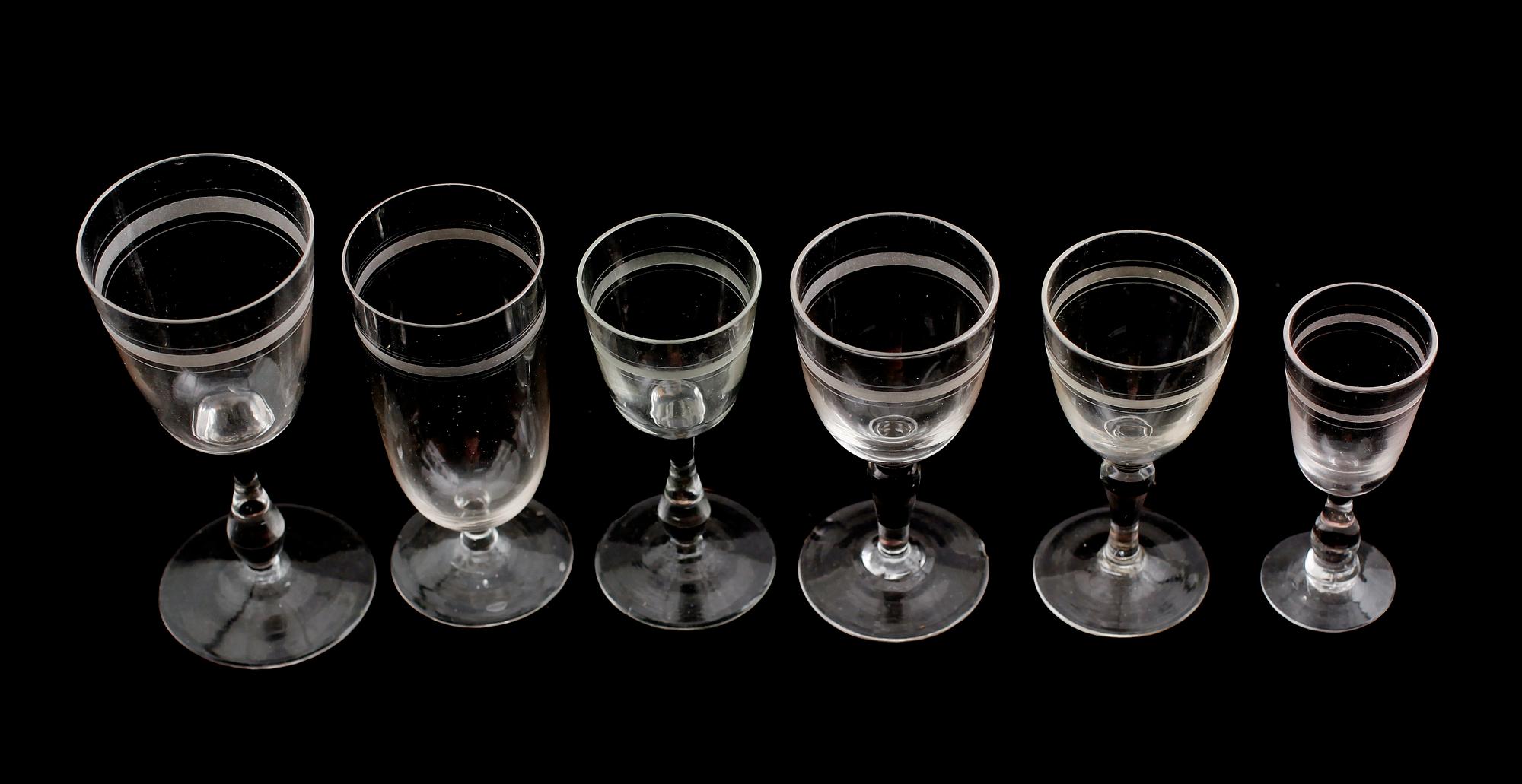 SERVISGLAS, 66 delar, sk Rydbergsslipning, 1800-tal.