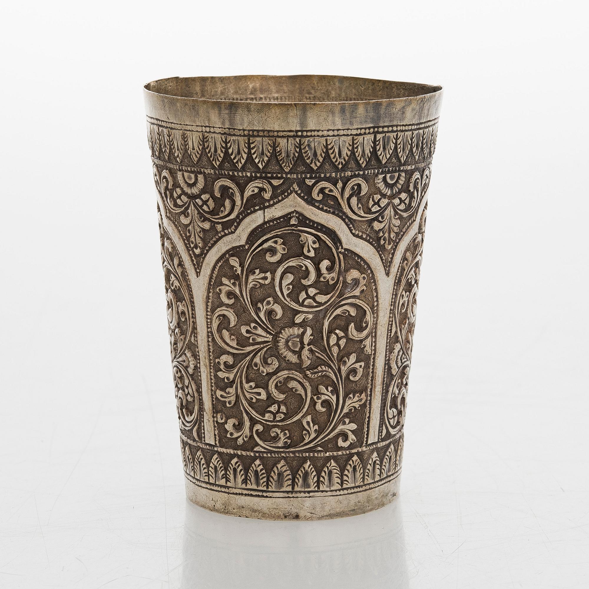 Bägare, silver, sannol. Indien, finska kontrollstämplar Helsingfors 1972.