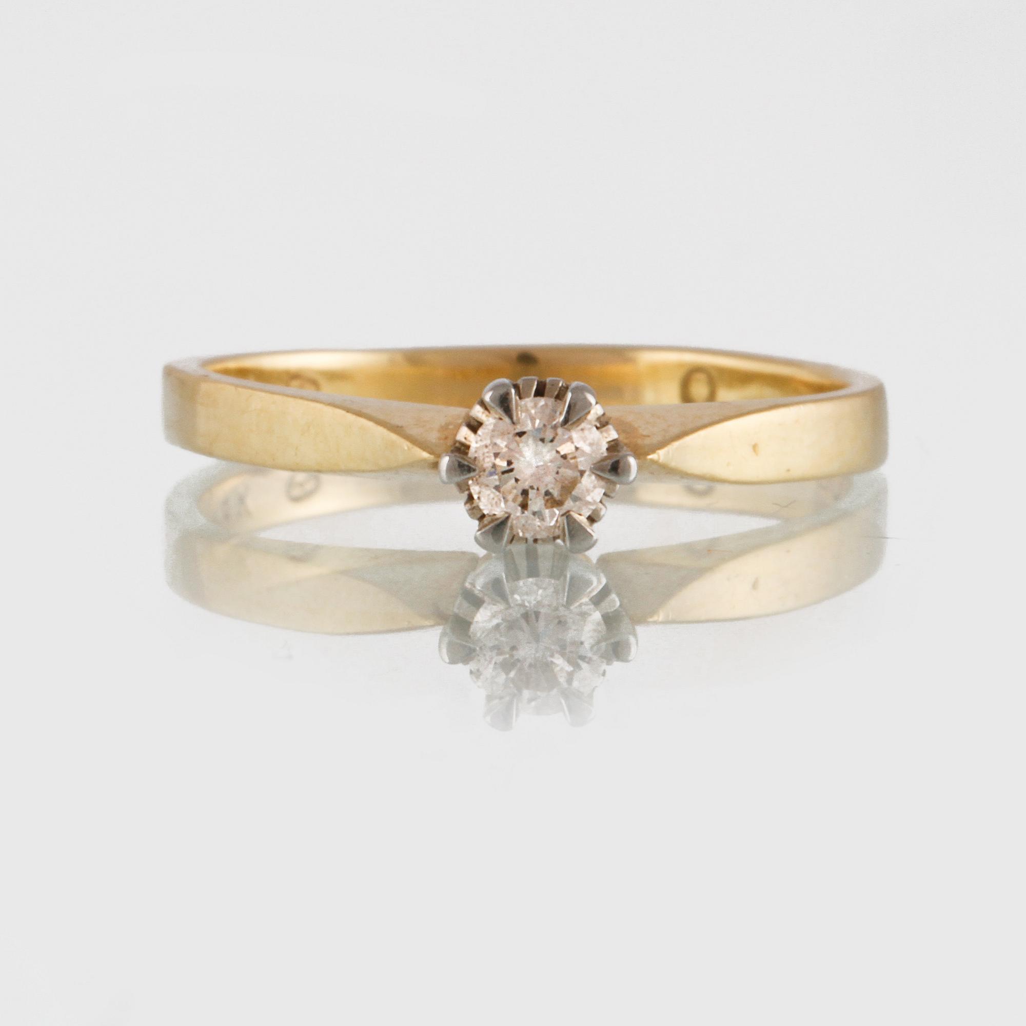 RING, 18K guld och vitguld med briljantslipad diamant 0.12 ct, importstämplad. Vikt 2,3 gram.