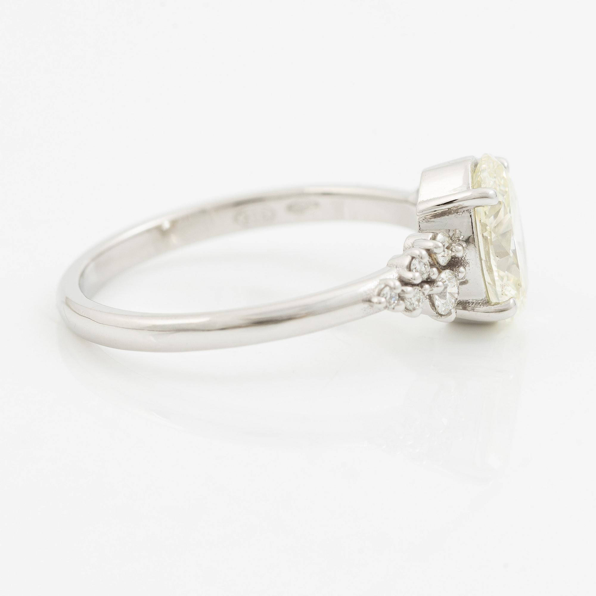 Ring 18K white gold with an oval brilliant-cut diamond 1.29 ct, accompanied by GIA report.