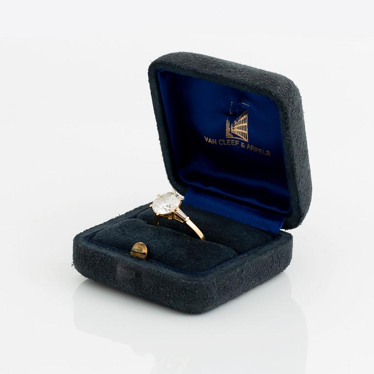 An 18K gold ring set with a round brilliant-cut diamond weight 3.30 cts quality E vs2.
