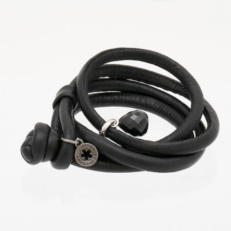 Ole Lynggaard, armband läder med avtagbart hänge i 18K vitguld och onyx.
