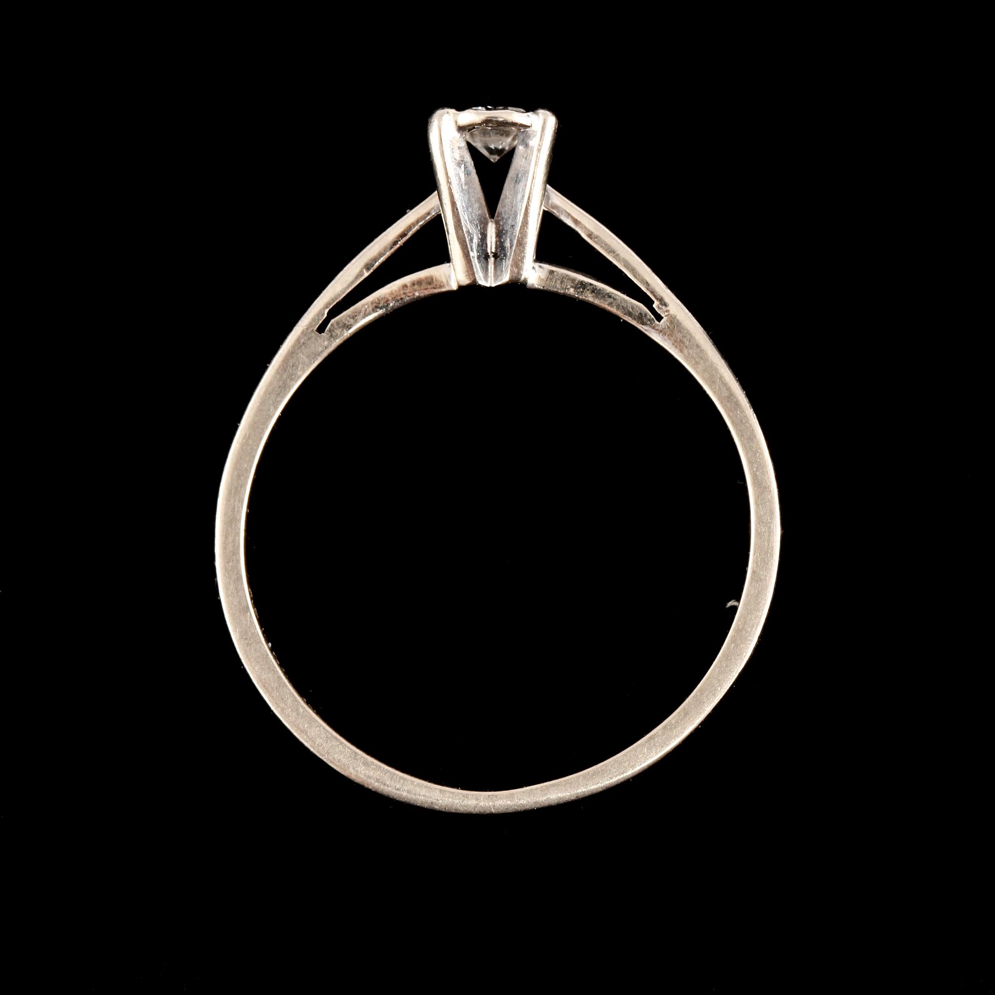 RING, 18k guld med briljantslipad diamant ca 0.10 ct, importstämplad. Vikt ca 0,5 g.