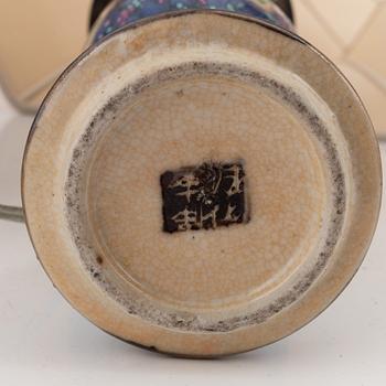 Bordslampor, 3 st, porslin samt fajans, Kina samt Europa, tidigt 1900-tal.