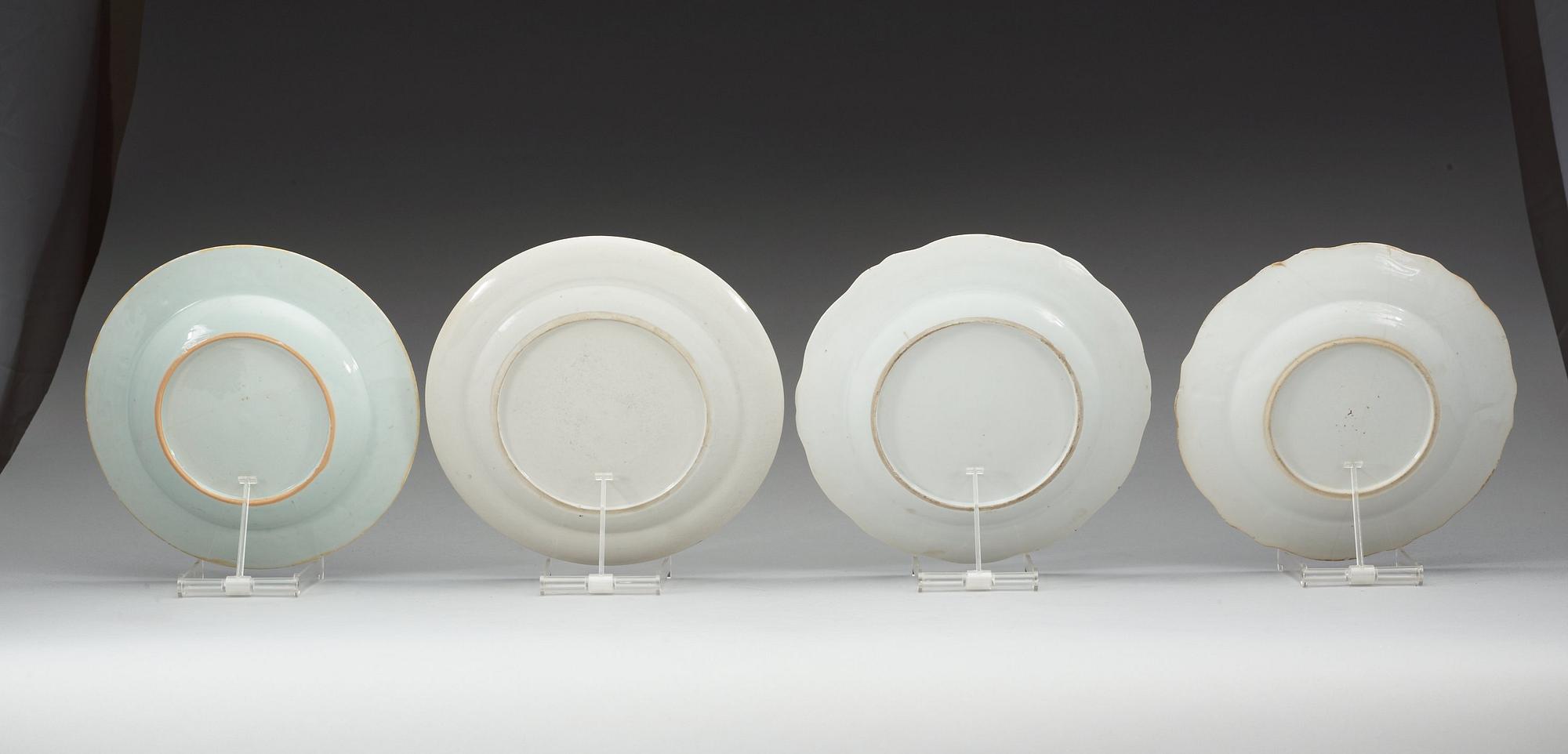 TALLRIKAR, fyra stycken, vapenporslin. Qing dynastin, 1700-tal.