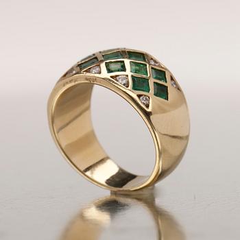RING, guld 18K, små diamanter 12 st ct och 16 smaragder tot. ca 1,60 ct. 1900-talets sista kvartal. Vikt 6,3 g.
