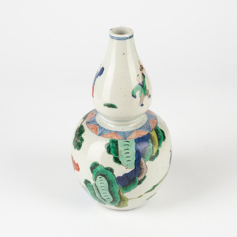 A kalebass shaped wucai vase, Qing dynasty, 19th Century.