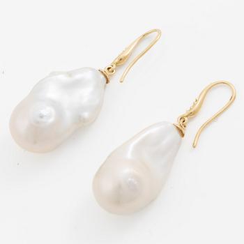 Örhängen 18K guld med odlade barocka sötvattenspärlor och briljantslipade diamanter.