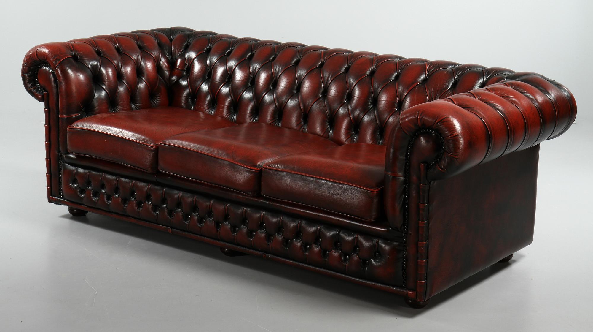 SOFFA, FÅTÖLJ samt PALL, Chesterfieldmodell, 1900-talets andra hälft.