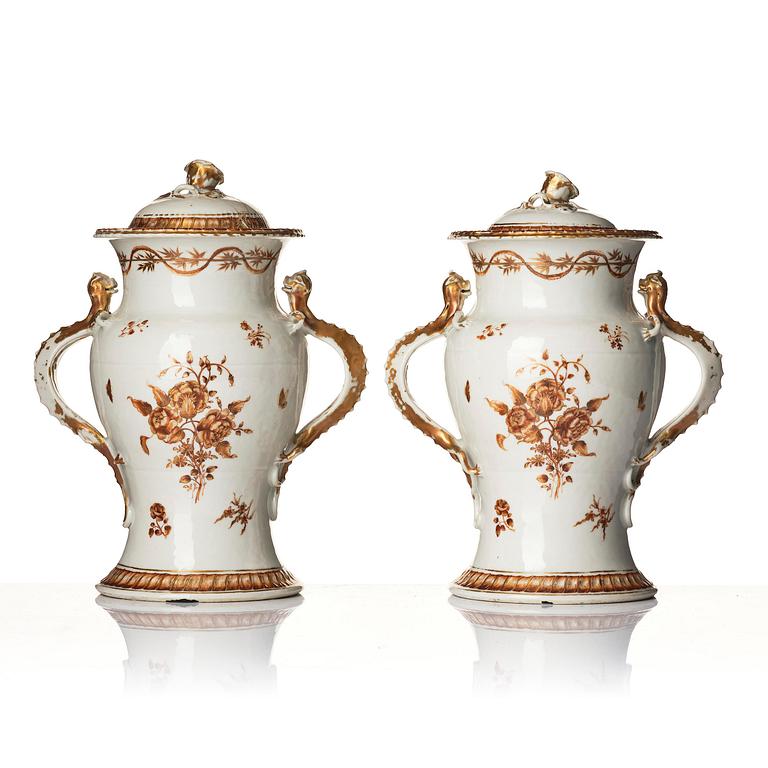 Vaser med lock, ett par, porslin. Qingdynastin, Jiaqing (1796-1820).