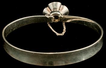 ARMRING, sterlingsilver med fasettslipad bergkristall, Alton, Falköping, 1975. Vikt 13 g.