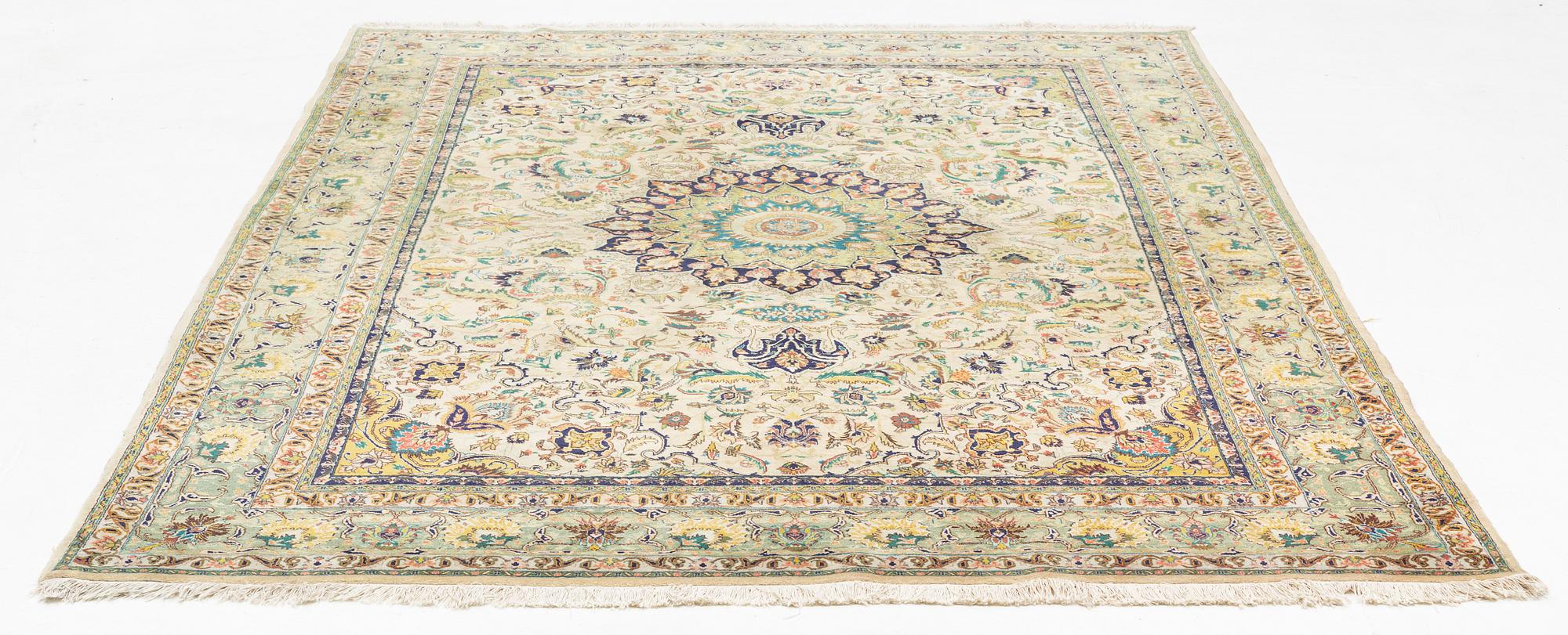 Rug, old Täbris, circa 290 x 194 cm.