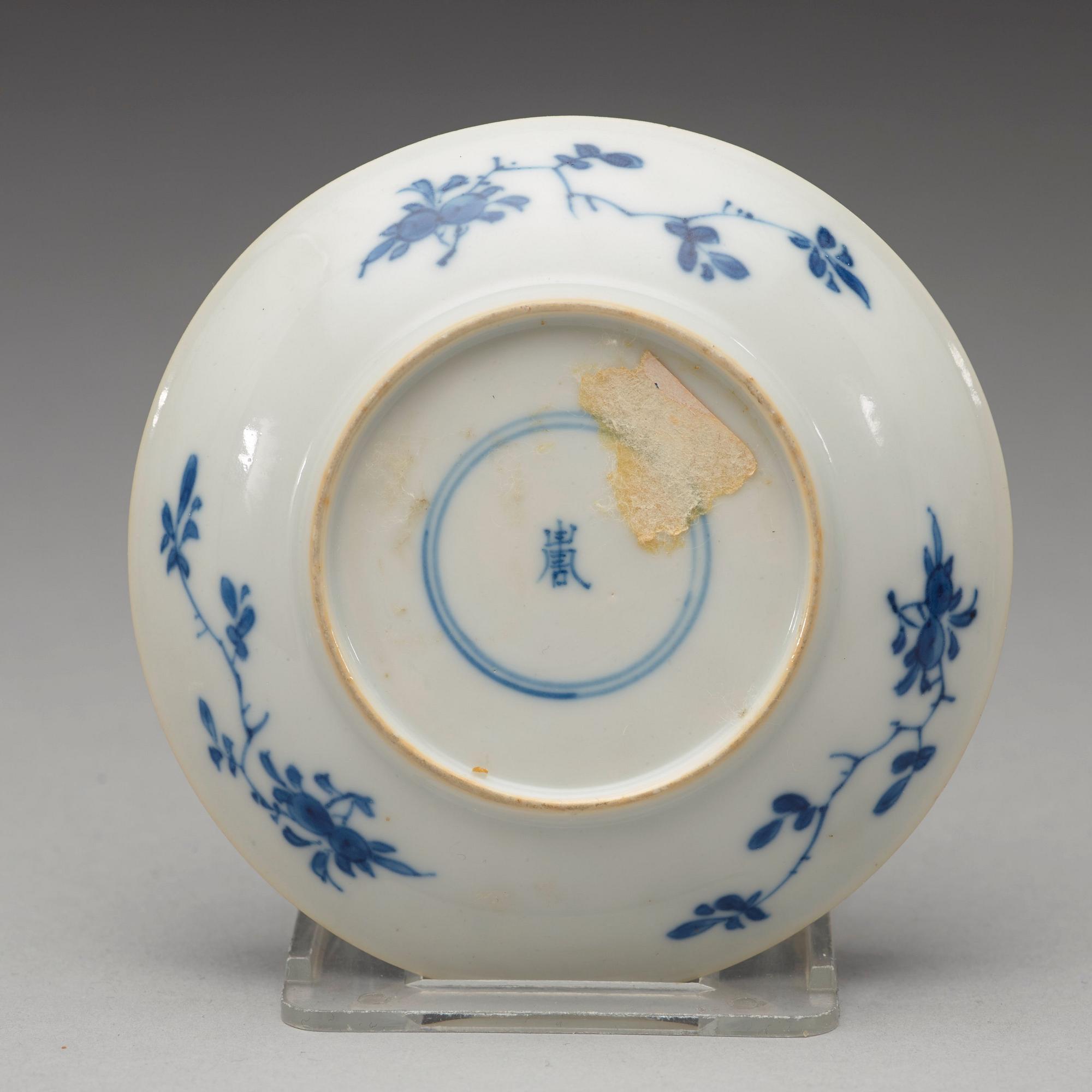 KOPPAR med FAT, fyra stycken, porslin. Qingdynastin Kangxi (1662-1722).