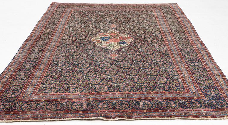 An antique/semi-antique carpet, Tabriz probably. Ca. 300 x 190 cm.