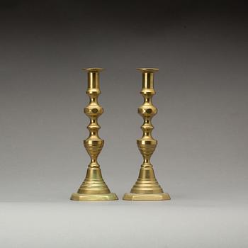 LJUSSTAKAR, ett par, mässing, England, 1900-talets andra hälft.