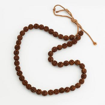 A set with two seals, two jade plaques and a necklace with sculptured beads, Qing dynasty.