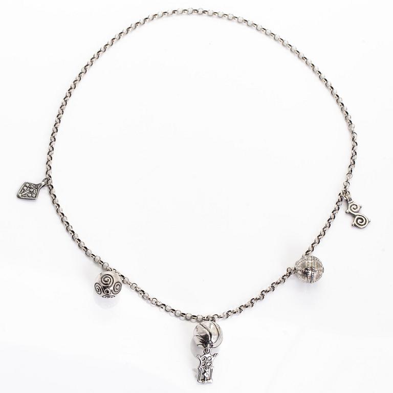 Kalevala Koru, kaulakoru, sterlinghopea. Helsinki 1970-luku.