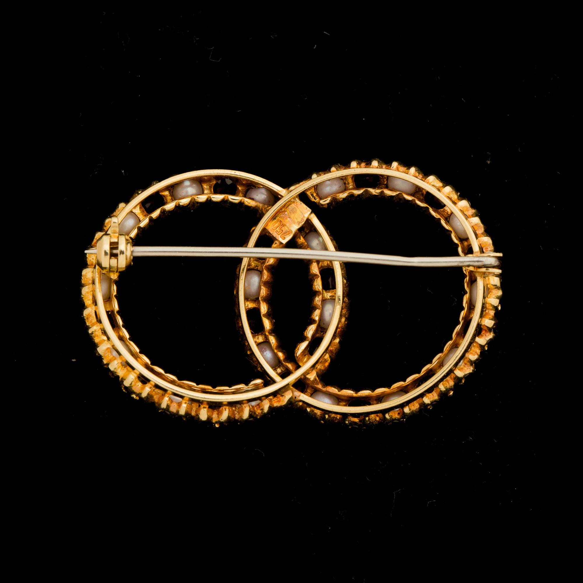 BROSCH, 18K guld med små granater och pärlor. Vikt ca 9 gram.