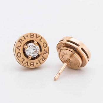 BVLGARI ÖRHÄNGEN 18K guld med 2 briljanter ca 0,40 ct totalt, "B.B." design, original ask och certifikat.
