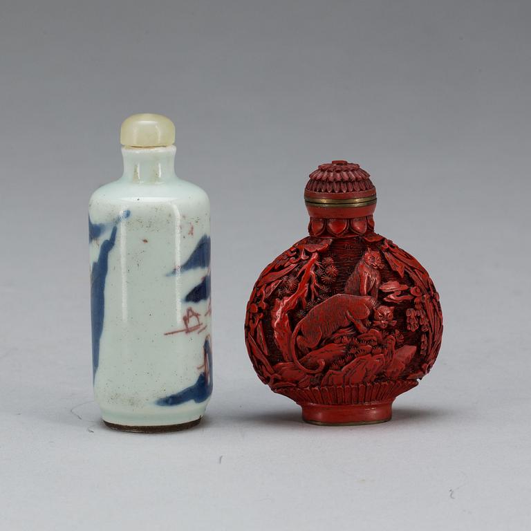 SNUSFLASKOR, 2 st. porslin samt lackarbete, Qianglong (1736-1795).