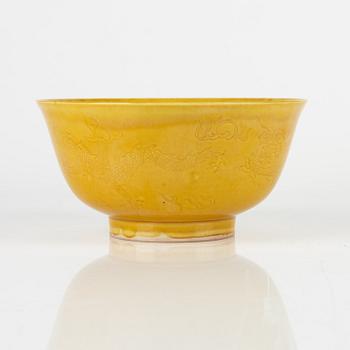 A Chinese yellow 'dragon' bowl, 20th century.