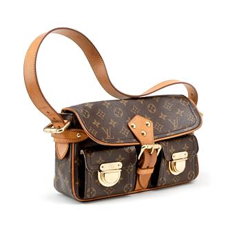 404. LOUIS VUITTON, a monogram canvas shoulder bag, "Hudson".