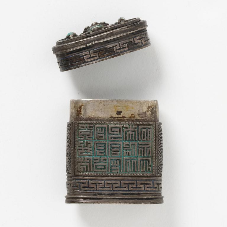 A set with two textile fragments, a scroll and a parfume box, Qing dynasty.