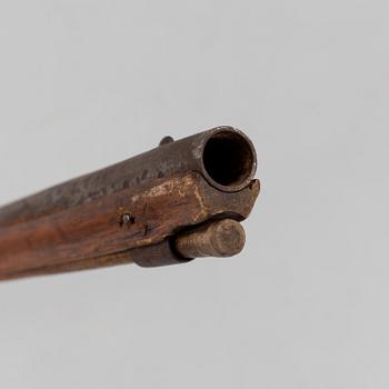 A late 18th century rifle changed fråm flint lock to percussion lock.