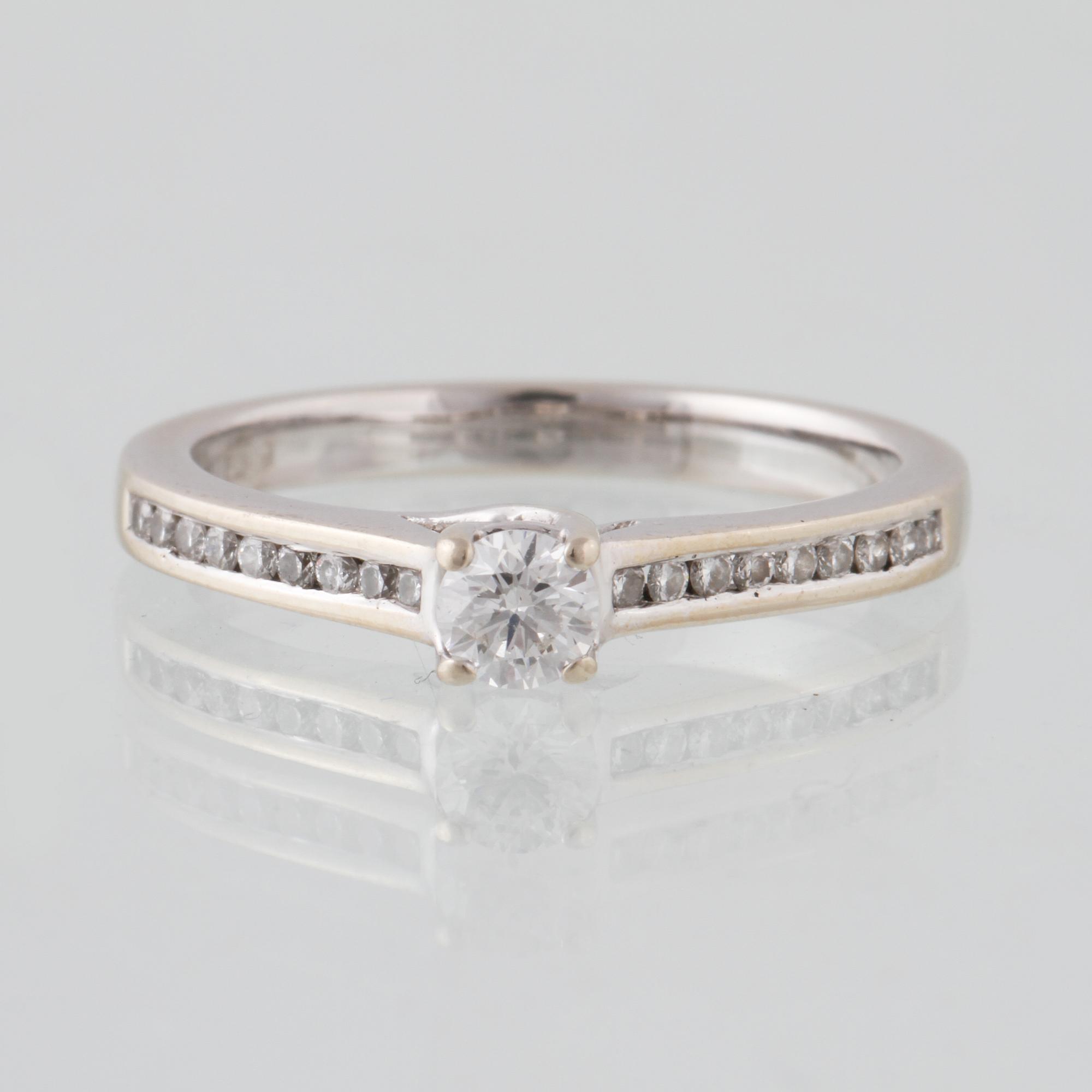 RING, 18K vitguld med 19 briljantslipade diamanter totalt ca 0.40 ct, utländska stämplar. Vikt 3,6 gram.