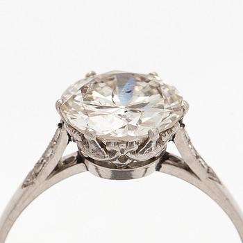 A platinum ring, with a brilliant- and single-cut diamonds, Stockholm 1935.