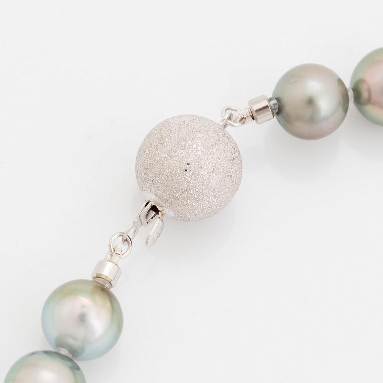 A cultured Tahiti pearl necklace.