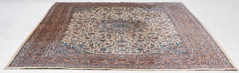 A Tabriz carpet, a. 373 x 286 cm.