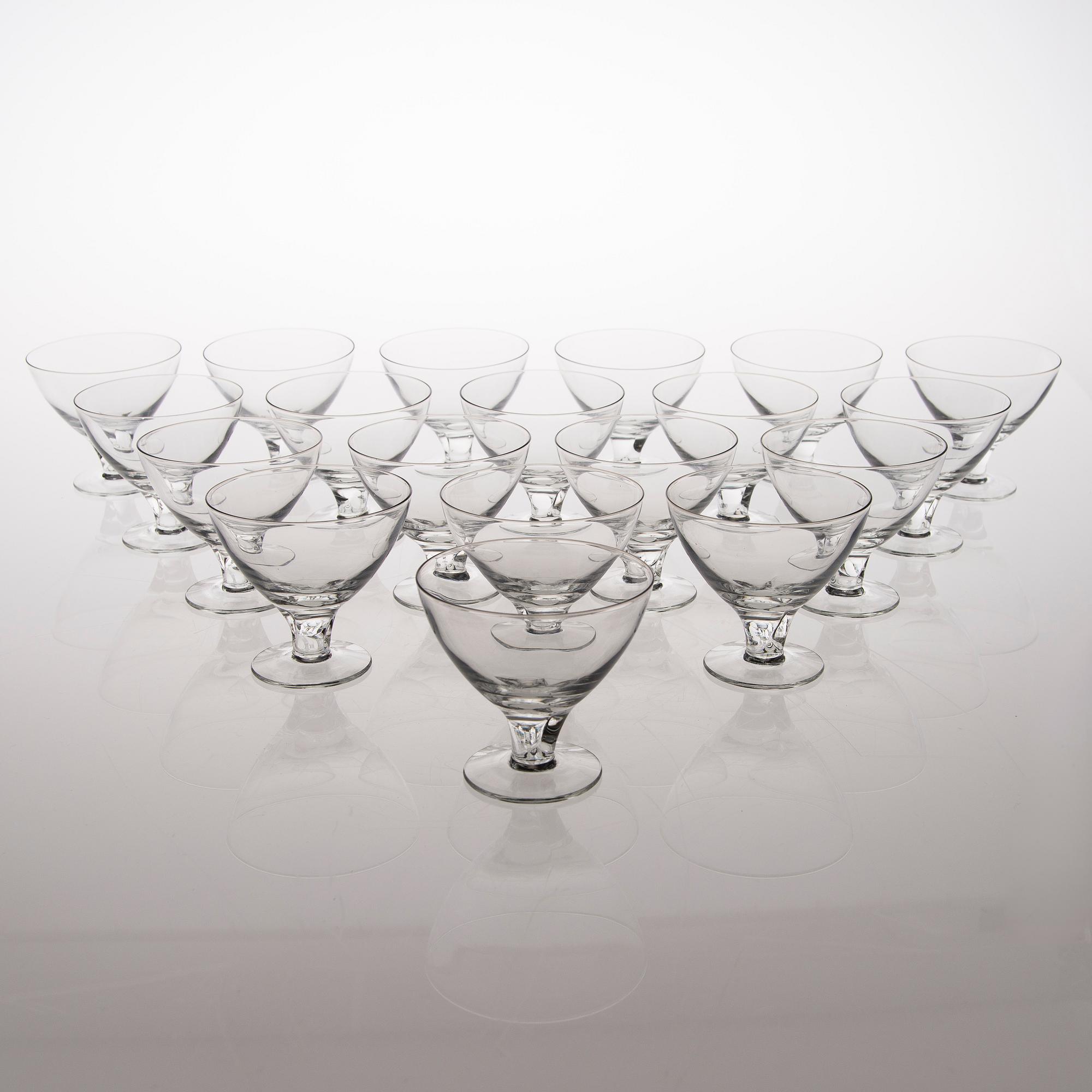 GUNNEL NYMAN, glasservis, 114 osaa, "GN 46", Nuutajärvi Notsjö. I produktion 1949-1969.