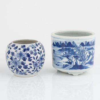 A group of four Chinese blue and white urns with cover, a jar and a flower pot. 19th and 20th century.