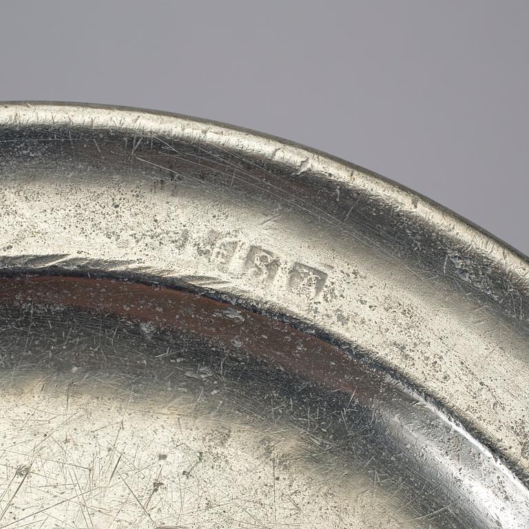 TALLRIKAR/SKÅLFAT, 13 st, tenn, bland annat Petter Nyberg, Nyköping, 1784.