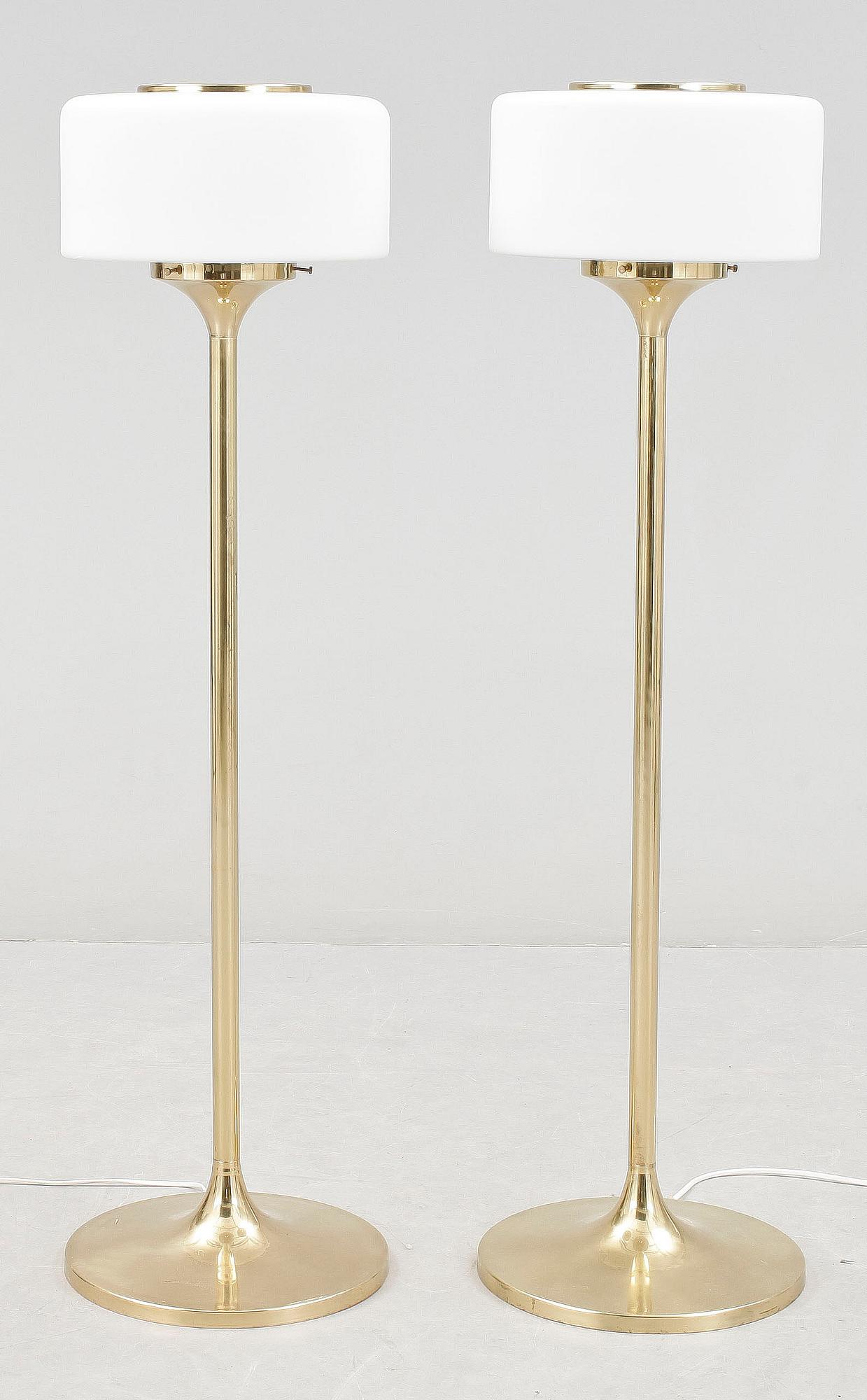 GOLVLAMPOR, ett par, mässing, 1960/70-tal.