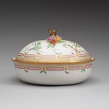 TERRIN med LOCK, porslin. "Flora Danica", Kungl Dansk, 1900-tal.