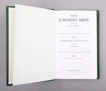 BÖCKER, "Nytt Juridiskt Arkiv I", 1874-2011 samt "Nytt Juridiskt Arkiv II", 1943-2011, Norstedts Förlag.