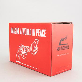 Carl Fredrik Reuterswärd, Non-Violence Project Foundation skulptur 2013.